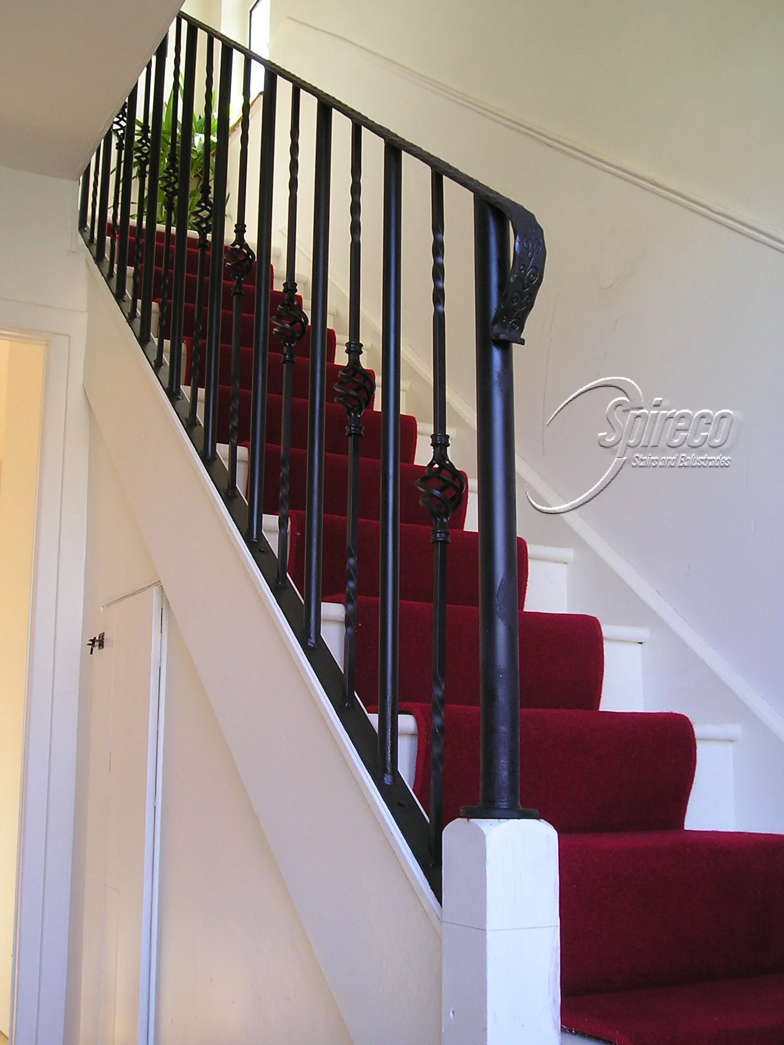 ‘Traditional’ Wrought Iron Balustrade.
‘Traditional’ style Black Wrought Iron Balustrade with Basket spindles & ‘Hammered’ Wrought Iron Handrail.