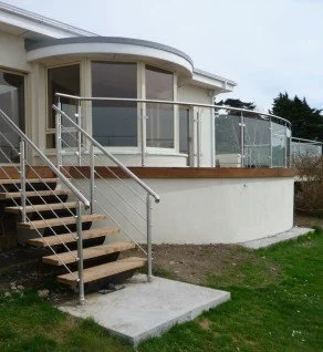 ‘Ceanchor’ Stairs Curved Deck Balustrade.
Galvanised & Powder-coated Stair frame with Deck treads and ‘Viola’ style Stainless Steel Balustrade & Curved Stainless Steel and Glass Balustrade to Veranda Deck.