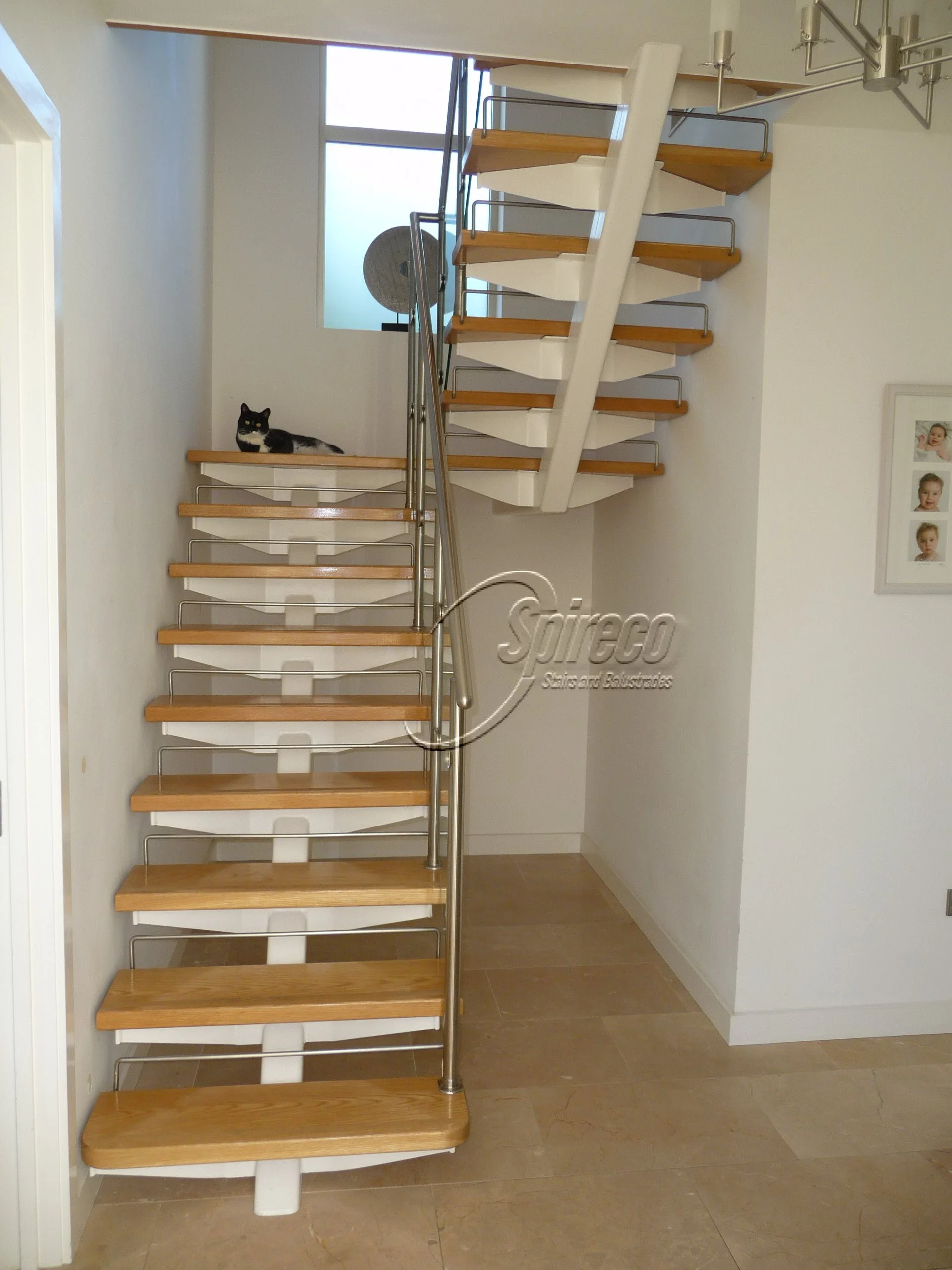 'Grace-Park' Returning Bat-wing Stairs.
Bat-Wing Stairs frame and wide Landing with Oak treads and Stainless Steel and Glass Balustrade.
