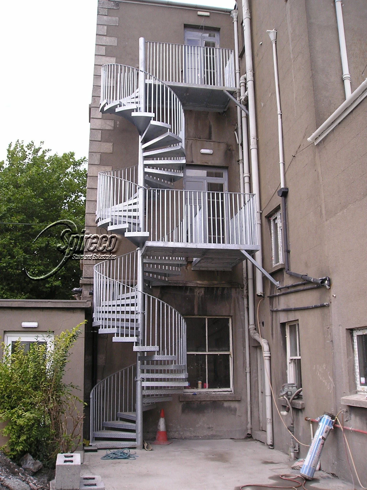 ‘Health Centre’ Fire Escape.
Galvanised Steel Fire Escapes with Chequer Plate Treads & Landings.