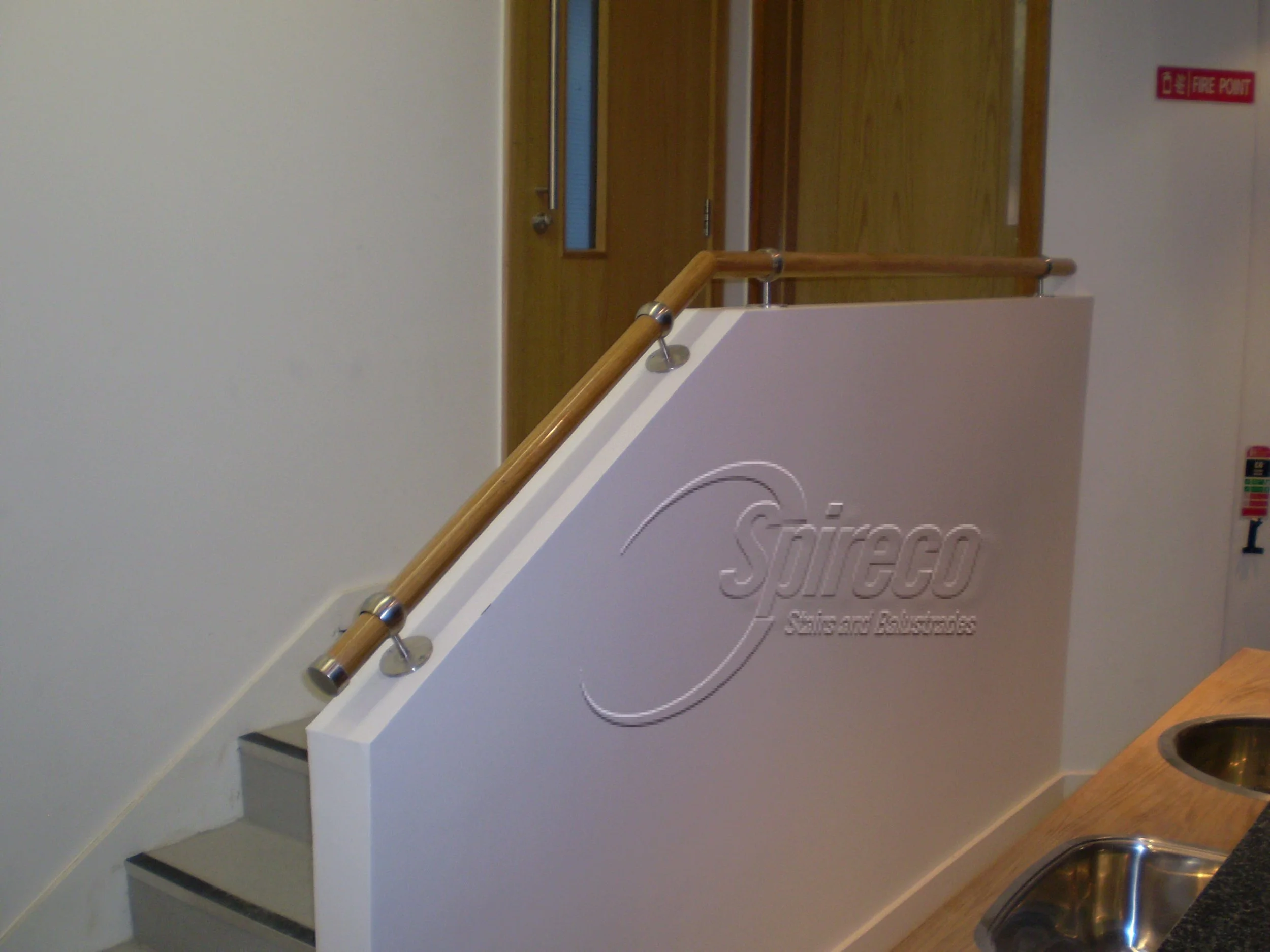 ‘Clasac’ Oak Handrail with Knuckle Brackets.
Top-mounted American White Oak Handrail with Stainless Steel Knuckle Brackets.