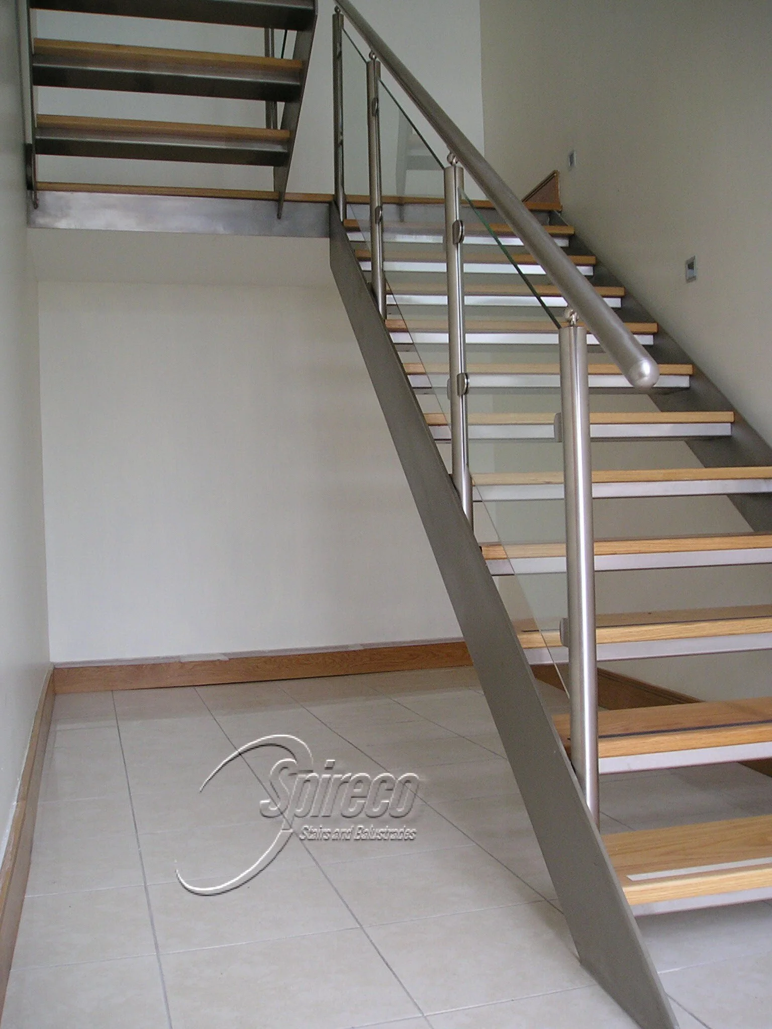 The ‘Corporate’ model.
Fully Stainless Steel framed stairs with side strings and oak treads with glass infill balustrade.