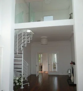 ‘Room to Improve’ Glass Balustrade.
Cantilever Toughened Glass Balustrade with sprayed Folded Steel Plate Fascia as featured on ‘Room to Improve’.
