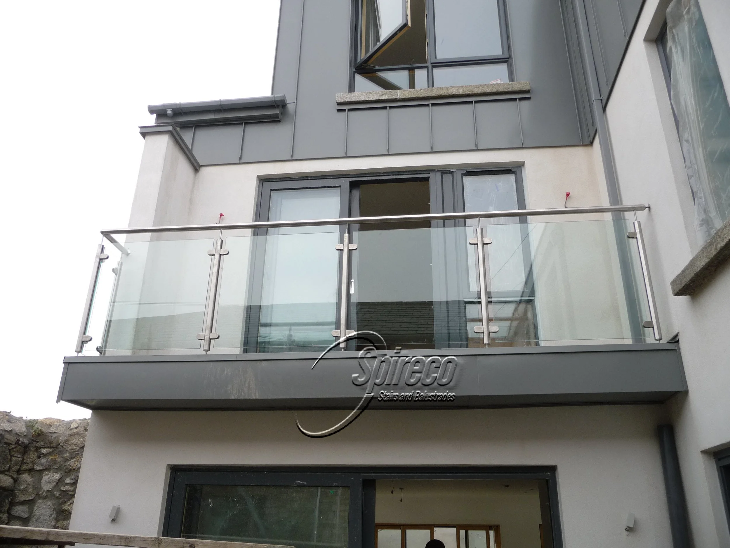 ‘Garville’ Stainless Steel & Glass Balustrade.
Tubular Stainless Steel Posts & Handrail with Toughened Glass Infill connected by Stainless Steel D-Clamps. Stainless Steel Pin Connections to Base facilitates effective waterproofing.