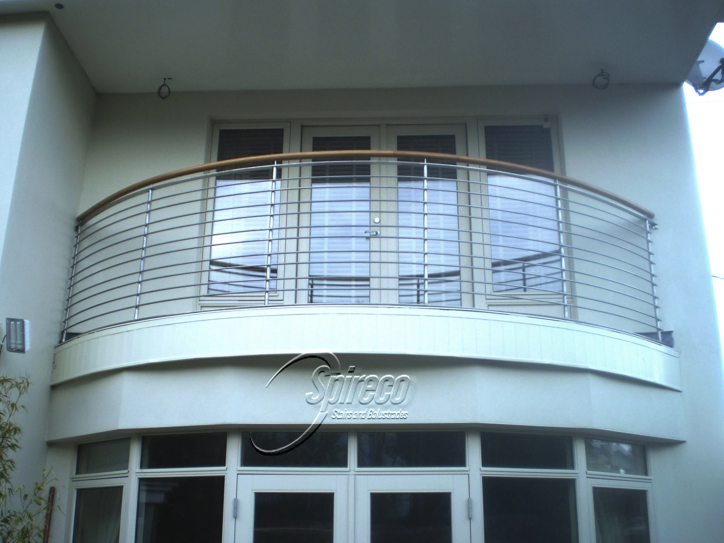 ‘Tradewinds’ Stainless Steel Balustrade.
Solid Oak Handrail on Stainless Steel Post & Rod Balustrade.