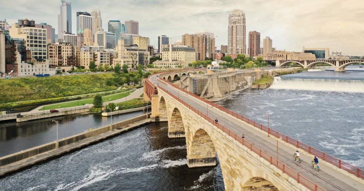 biking-minneapolis-stone-arch-bridge-7_PaulVincent.jpg