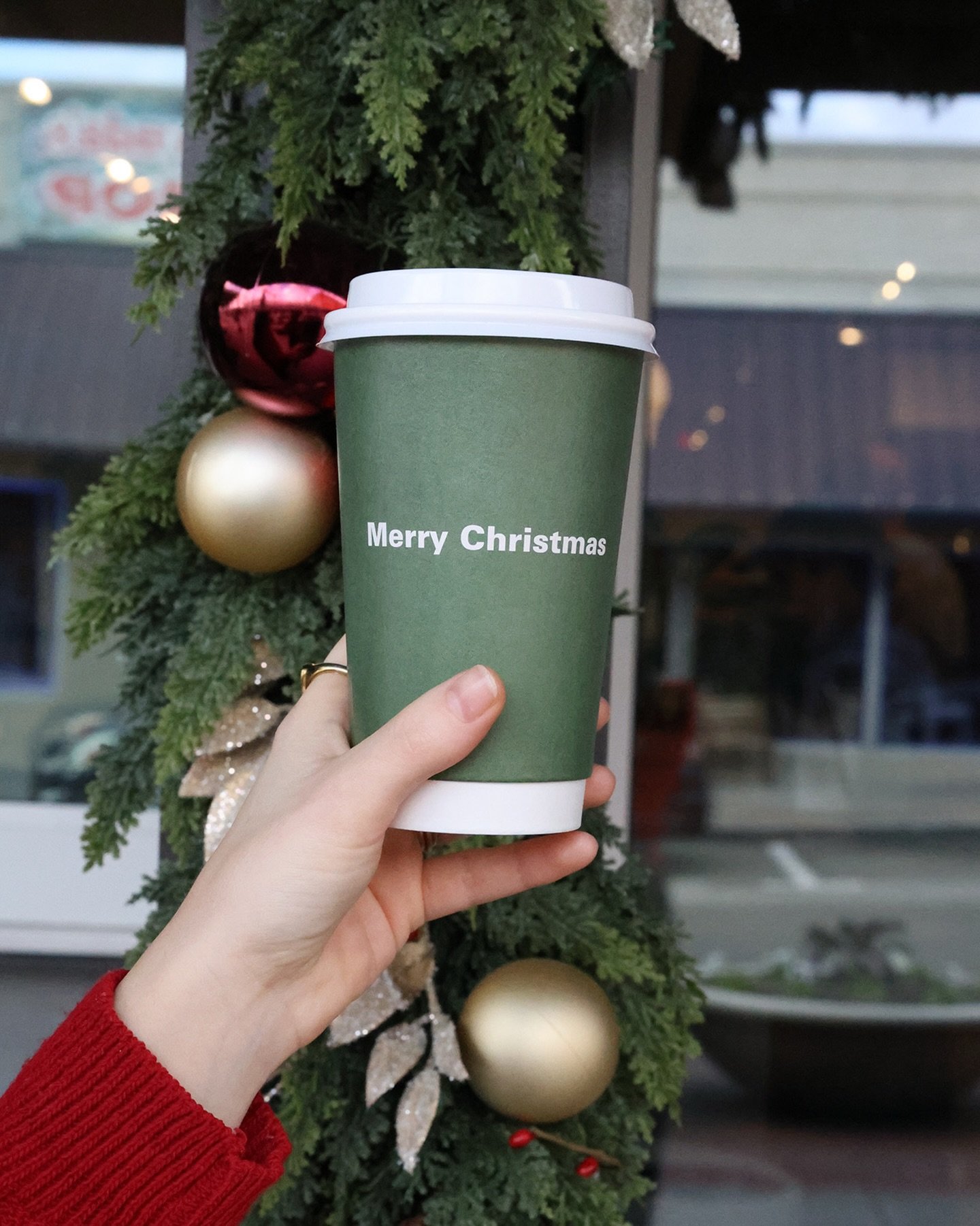 Grab a coffee to go and take a little Christmas cheer with you ☕️🎄 @downtownmckinney