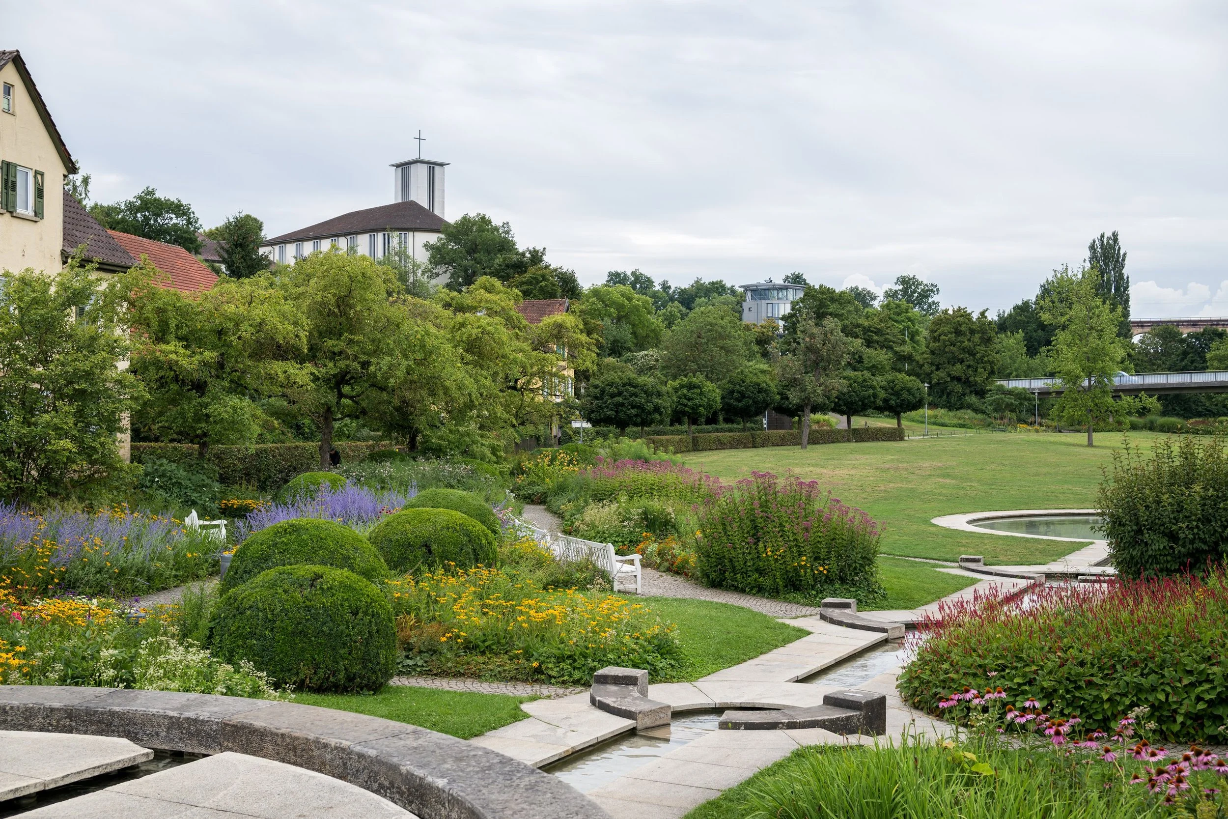 Weite Aufnahme eines Stadtparks in Bietigeheim-Bissingen