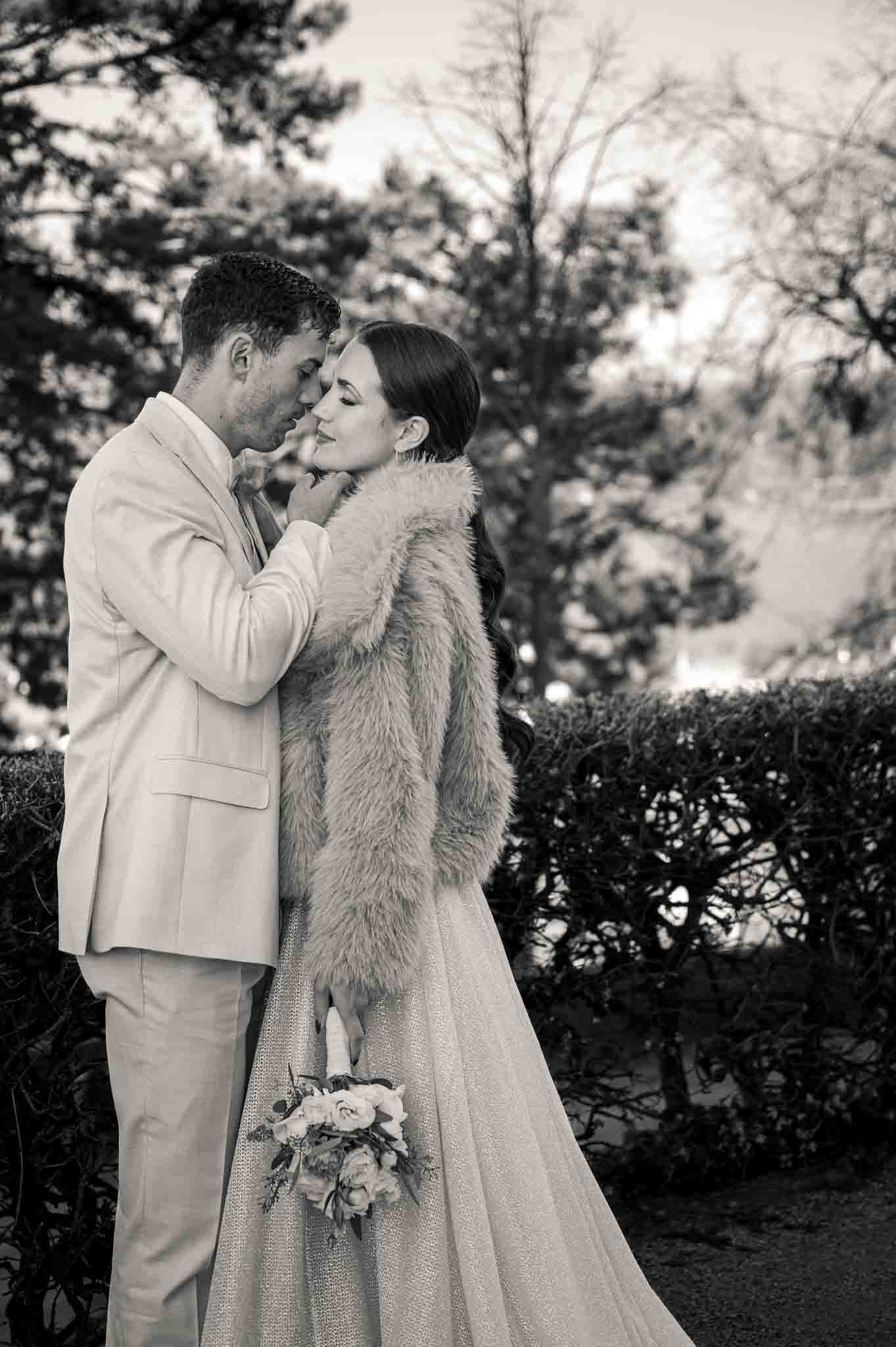 schwarzweiß Bild von einem Brautpaar bei einer Winterhochzeit in Stuttgart