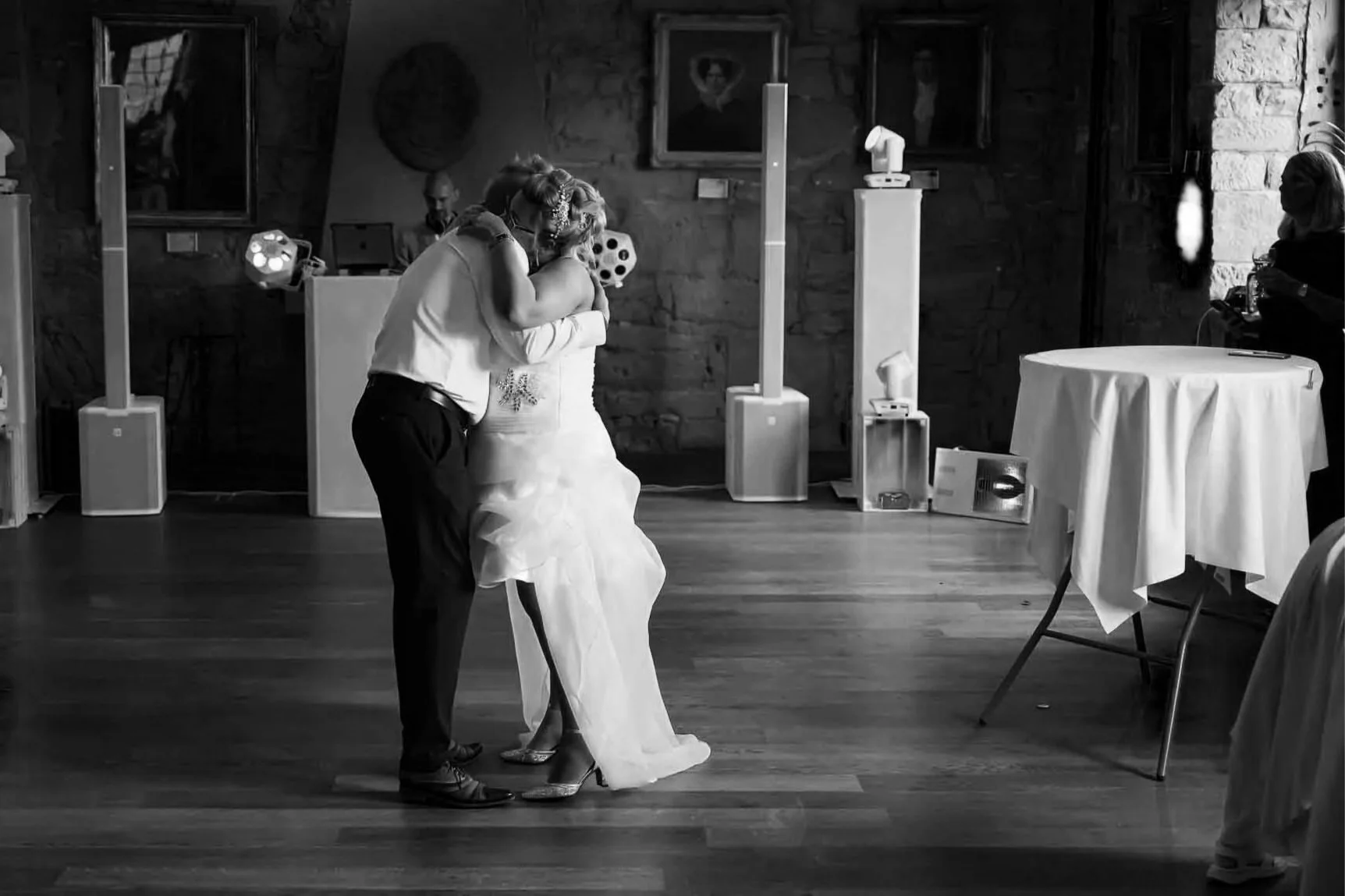 Ein Schwarzweiß Bild von einem Brautpaar, was sich innig in den Armen liegt