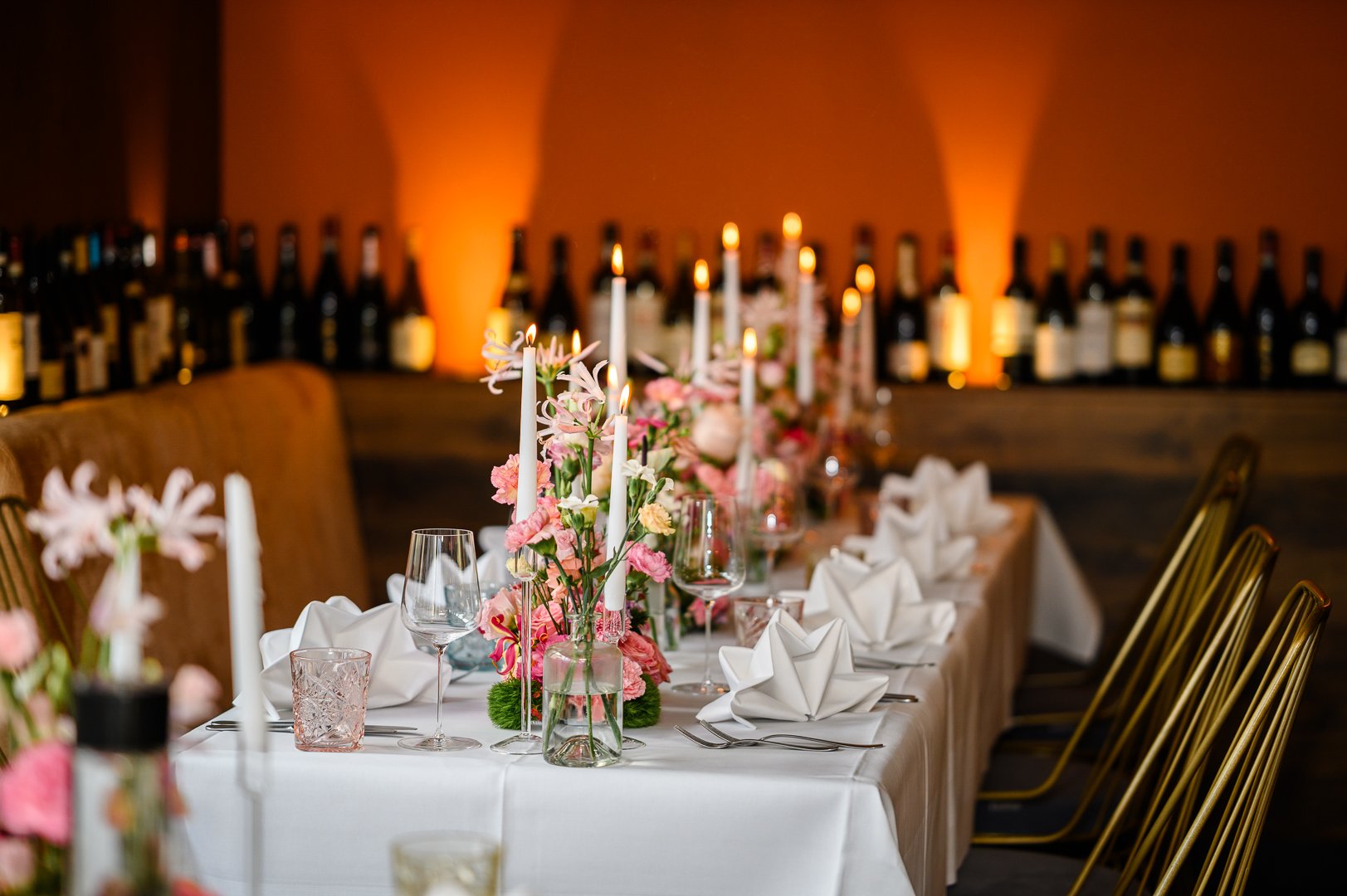 Aufnahme von einem Tisch mit Kerzen und Blumen