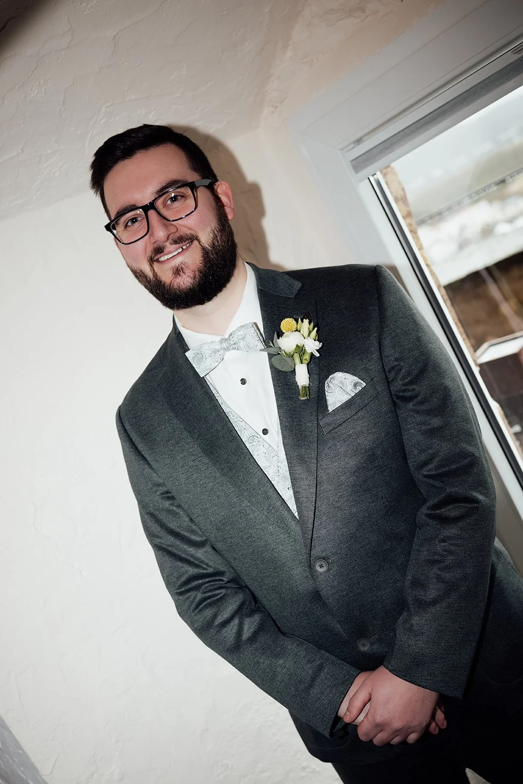 Bild von einem bärtigen jungen Mann im Anzug