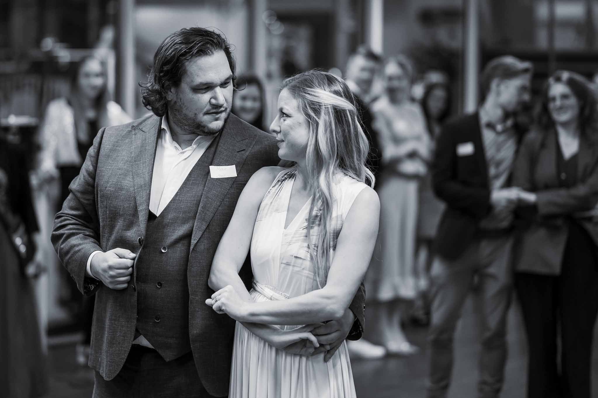 Schwarzweiß Bild von einem Paar, was sich innig ansieht, während sie in Tanzhaltung sind