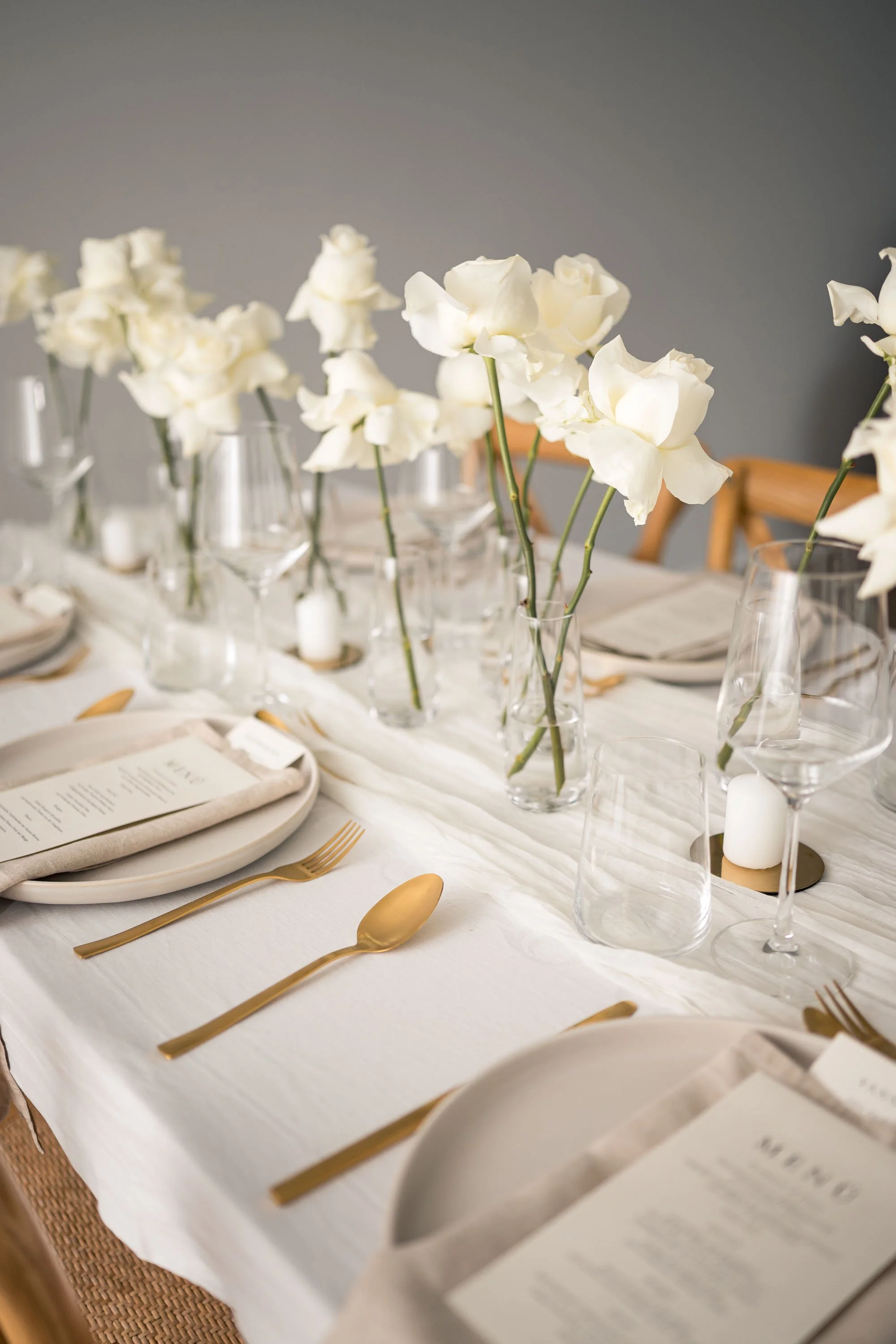 elegant-white-gold-wedding-table-setting-roses-wedding-photographer-europe.jpg