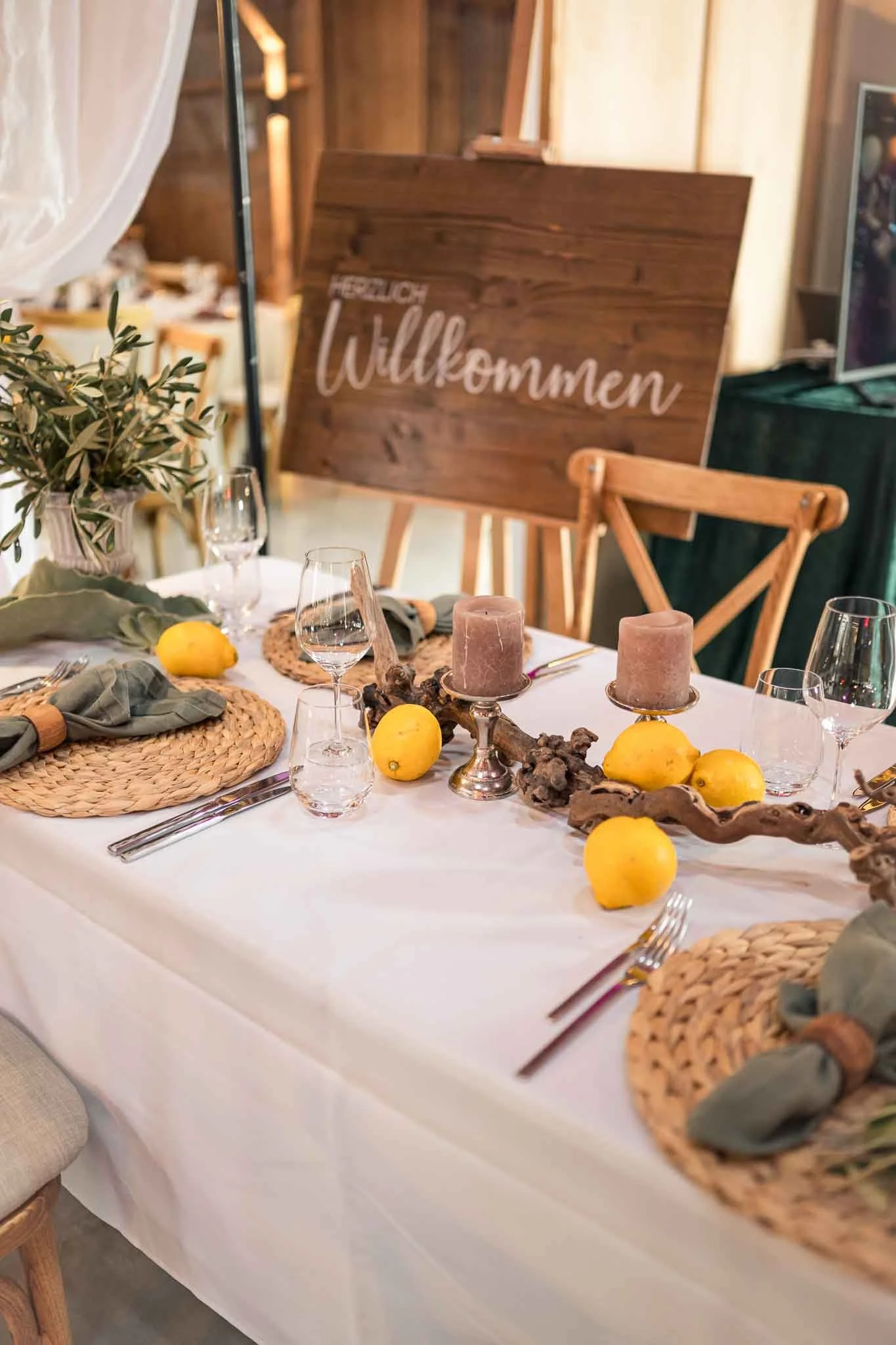Dekorierter Hochzeitstisch im rustikalen Stil