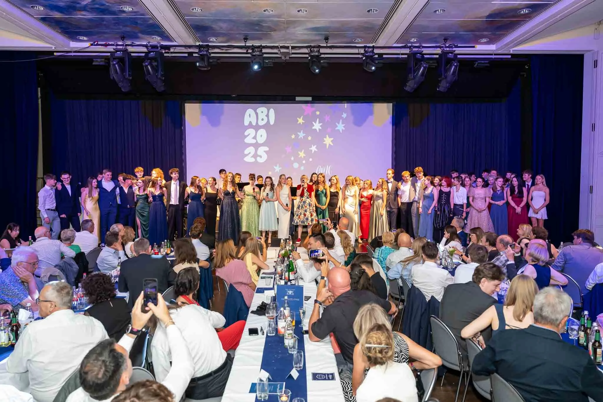 Viele Gäste genießen ein festliches Banquet beim Abiball, umgeben von Dekoration und festlicher Stimmung