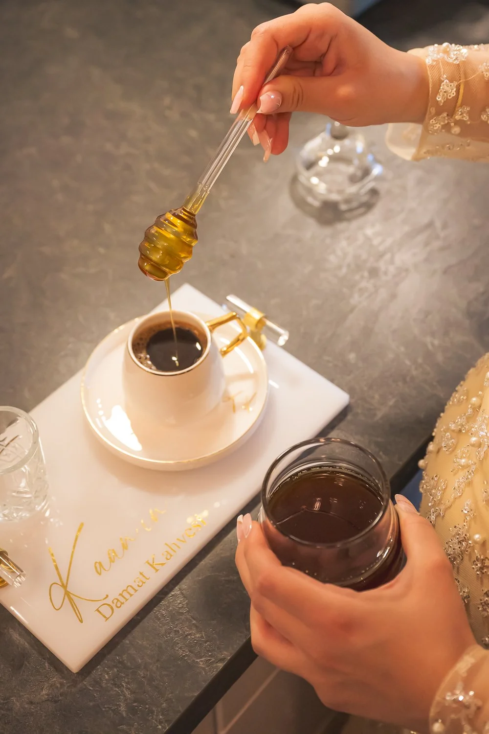 Anrichten des Damat Kahvsi bei einer türkischen Verlobung