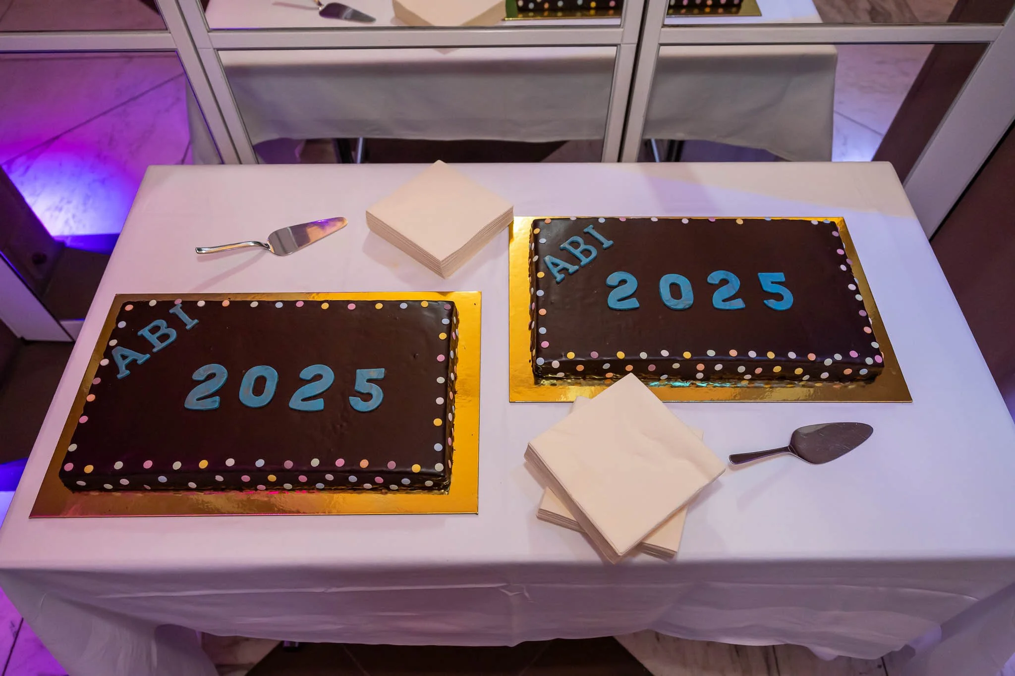 Zwei festliche Kuchen, mit einer 2025, für den Abiball der Abiturienten.