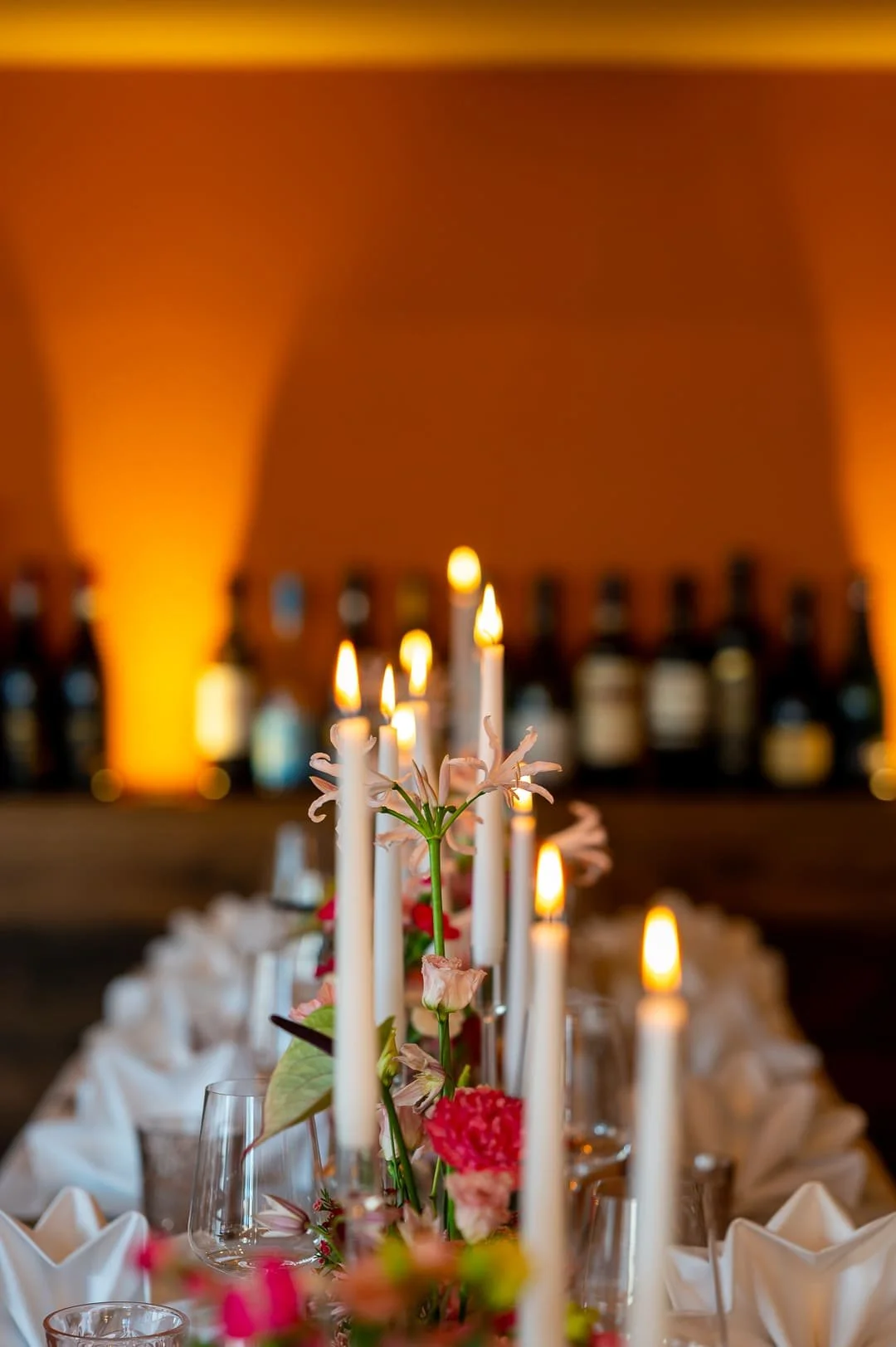 Detailaufnahme von einem festlich gedeckten Tisch bei Kerzenschein