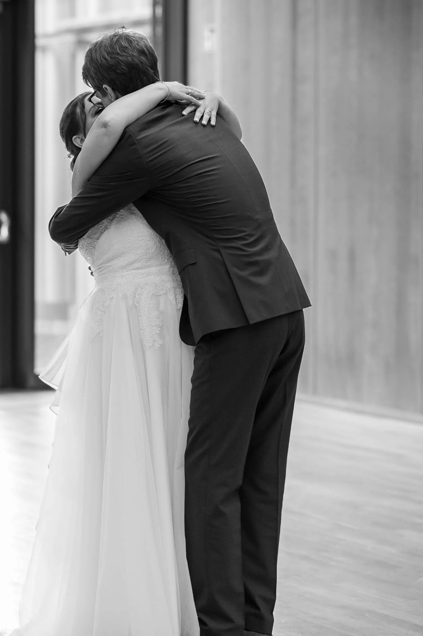 Schwarzweiß Bild von einem Brautpaar, was sich küsst