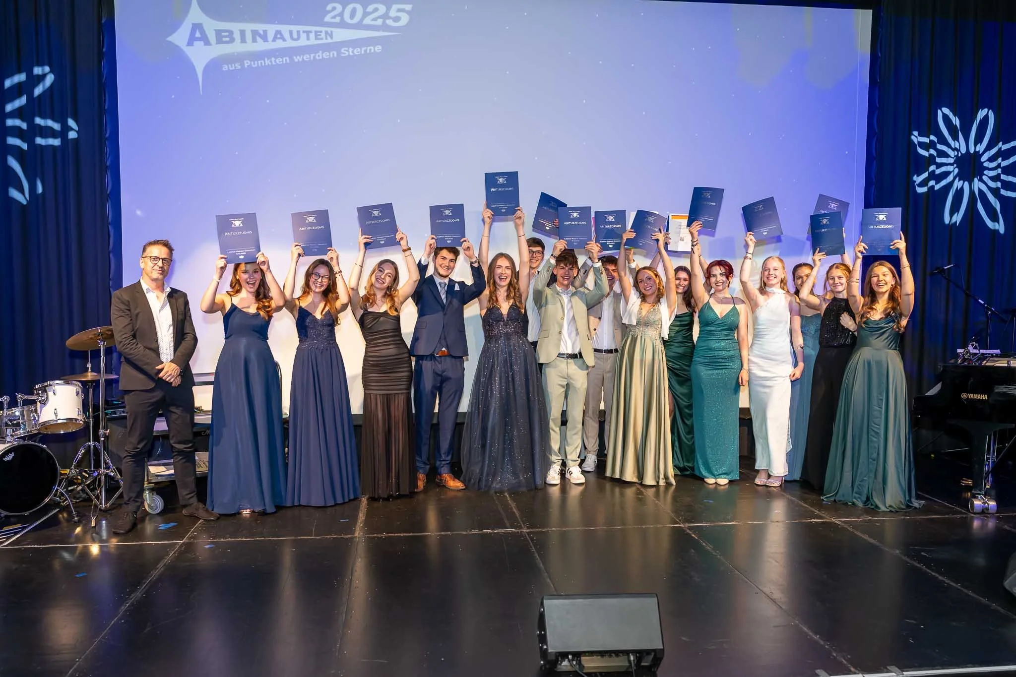 Glückliche Absolventen zeigen ihre Diplome und feiern gemeinsam ihren Erfolg