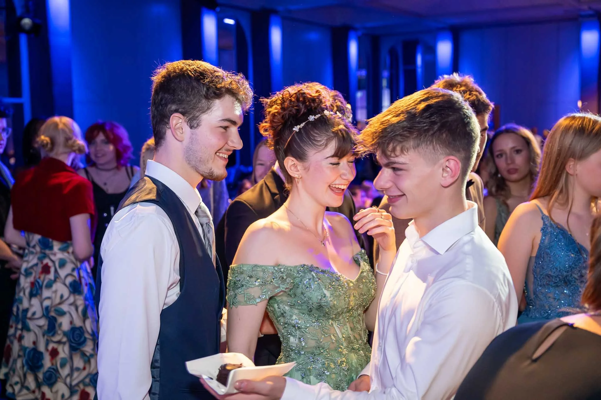 Zwei Schüler unterhalten sich lebhaft auf einer Feier zum Abiball