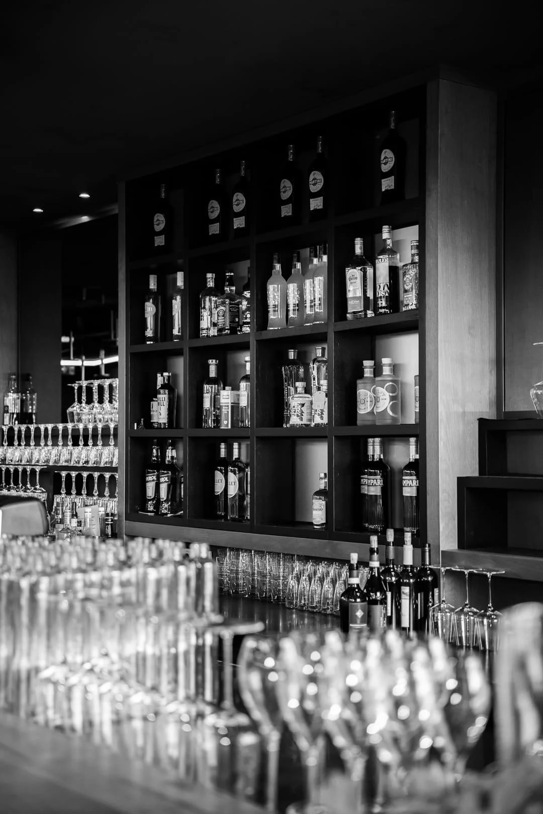 Schwarzweiß Bild von einer Bar