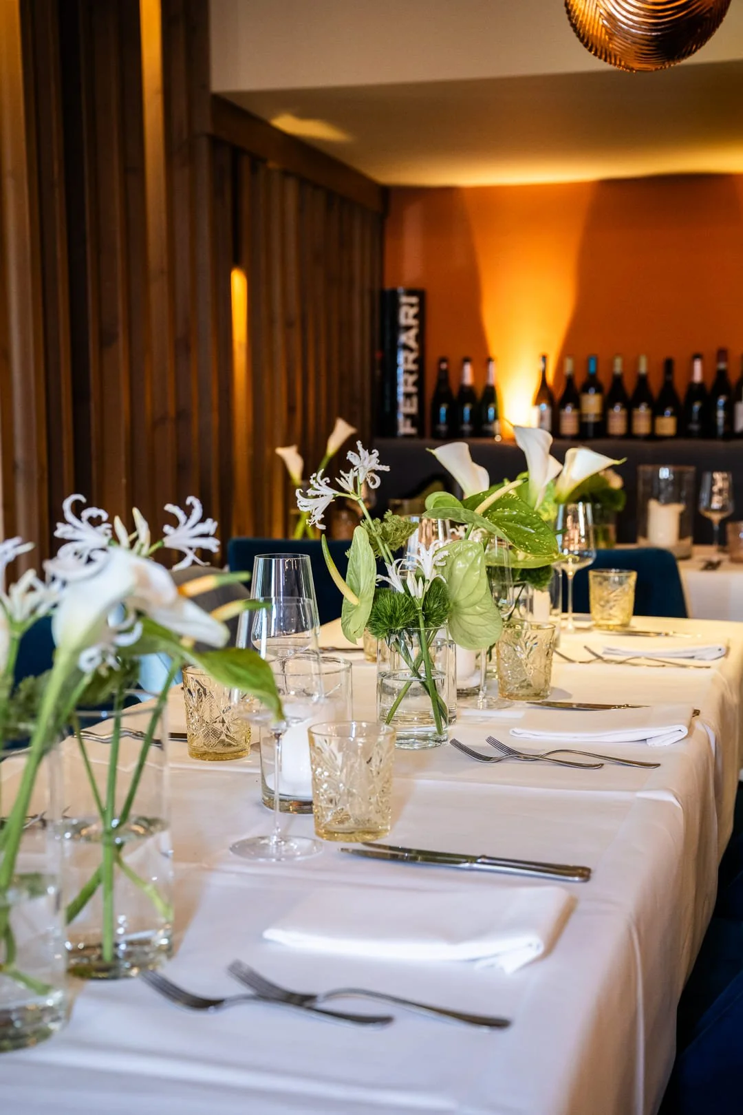 Blumendeko auf einem festlich gedeckten Tisch in einem Restaurant