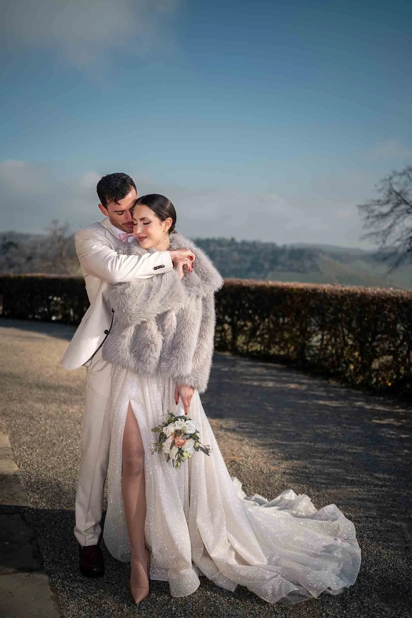 Intimer Moment des Brautpaares an historischer Hochzeitslocation