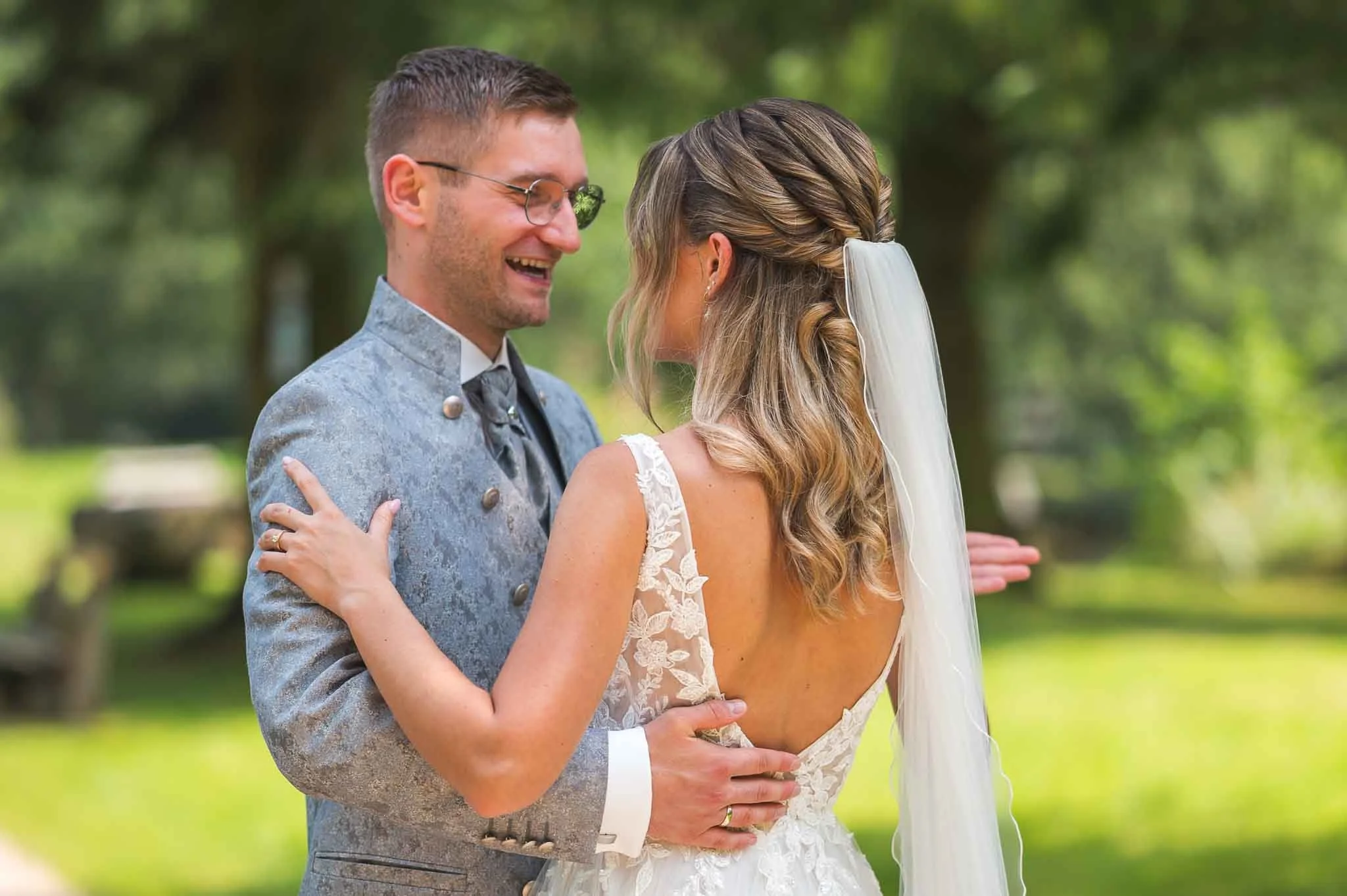 Ein Brautpaar beim Tanzen in einem sonnigen Park
