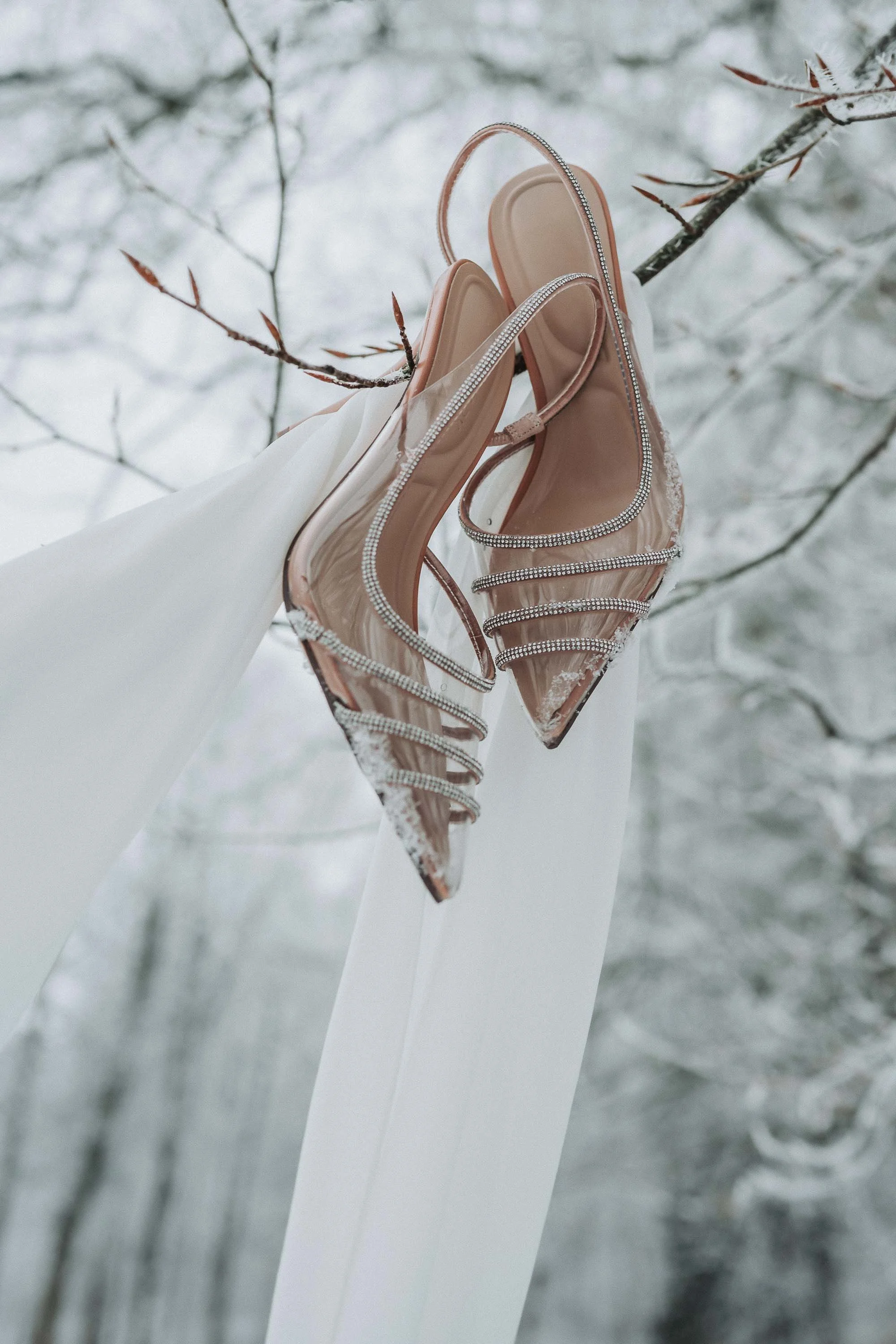 brautschuhe-winterhochzeit-schnee.jpg