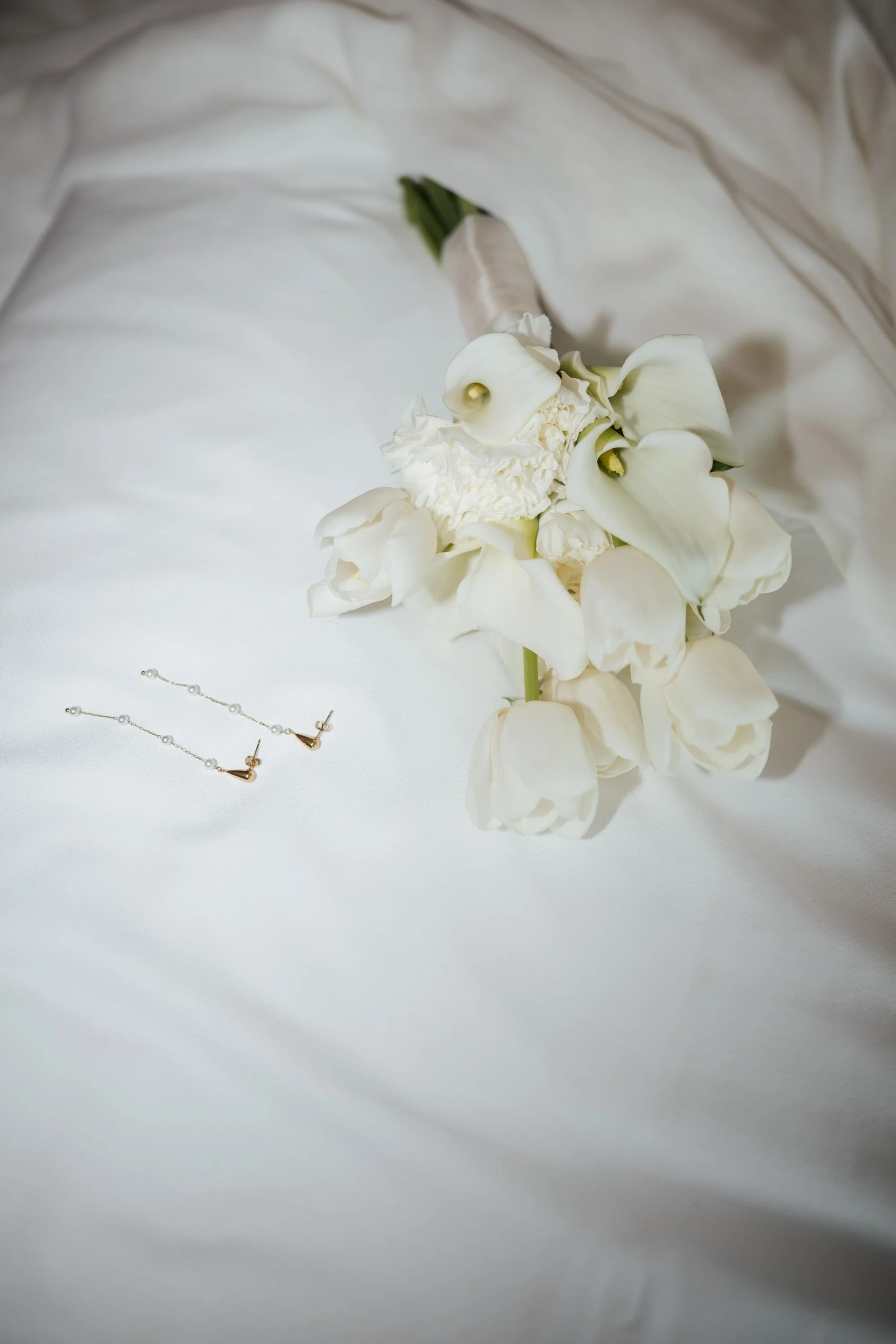 editorial-wedding-flatlay-bridal-bouquet.jpg