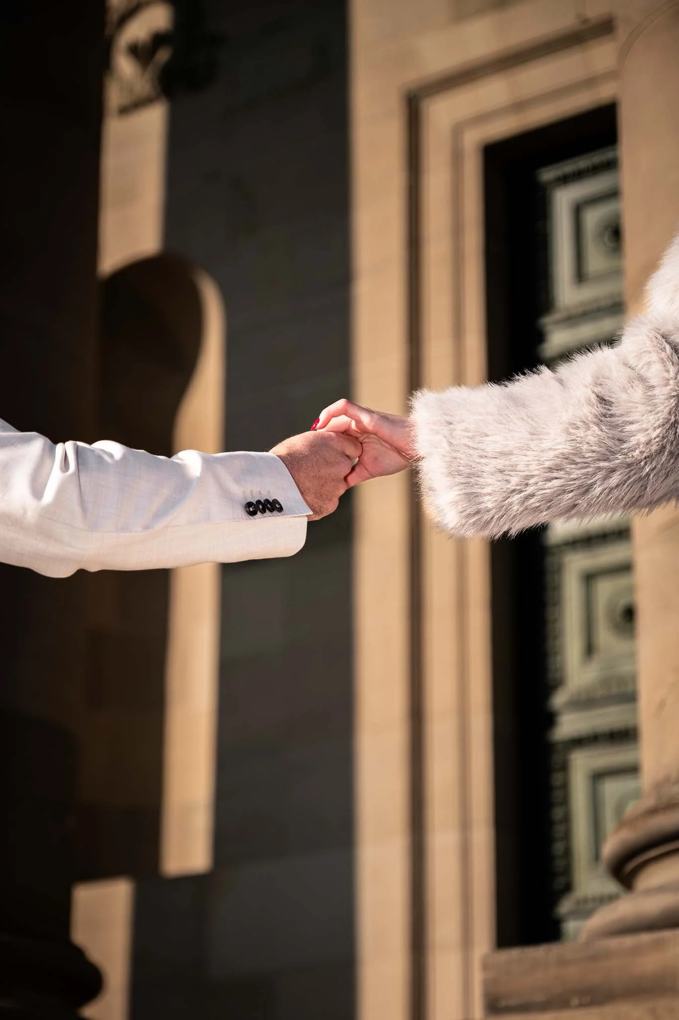 Detailaufnahme von den Händen des Brautpaares vor der Tür der Grabkapelle in Stuttgart