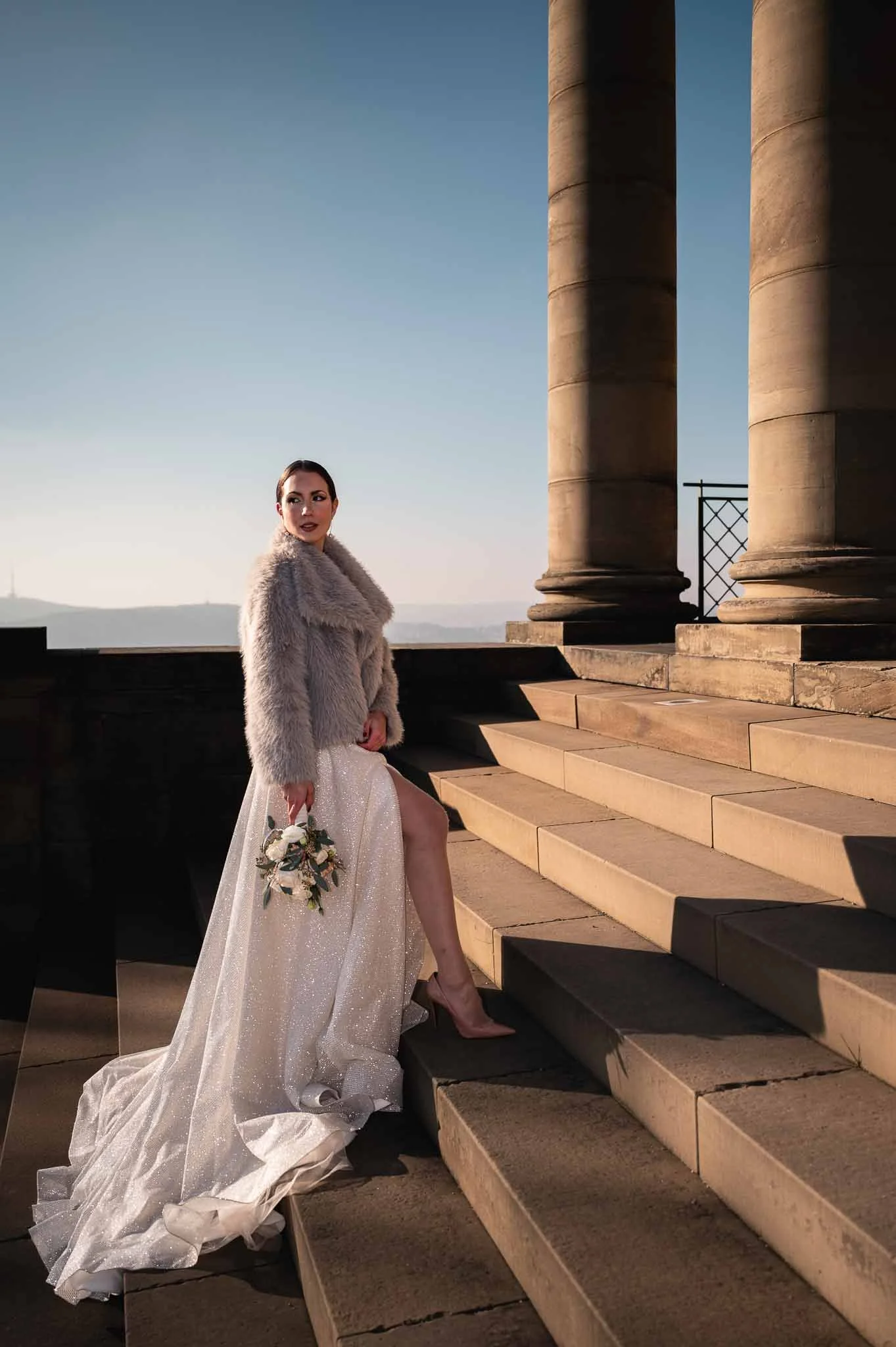 Hochzeitsfotos im cleanen Architekturstil an der Grabkapelle