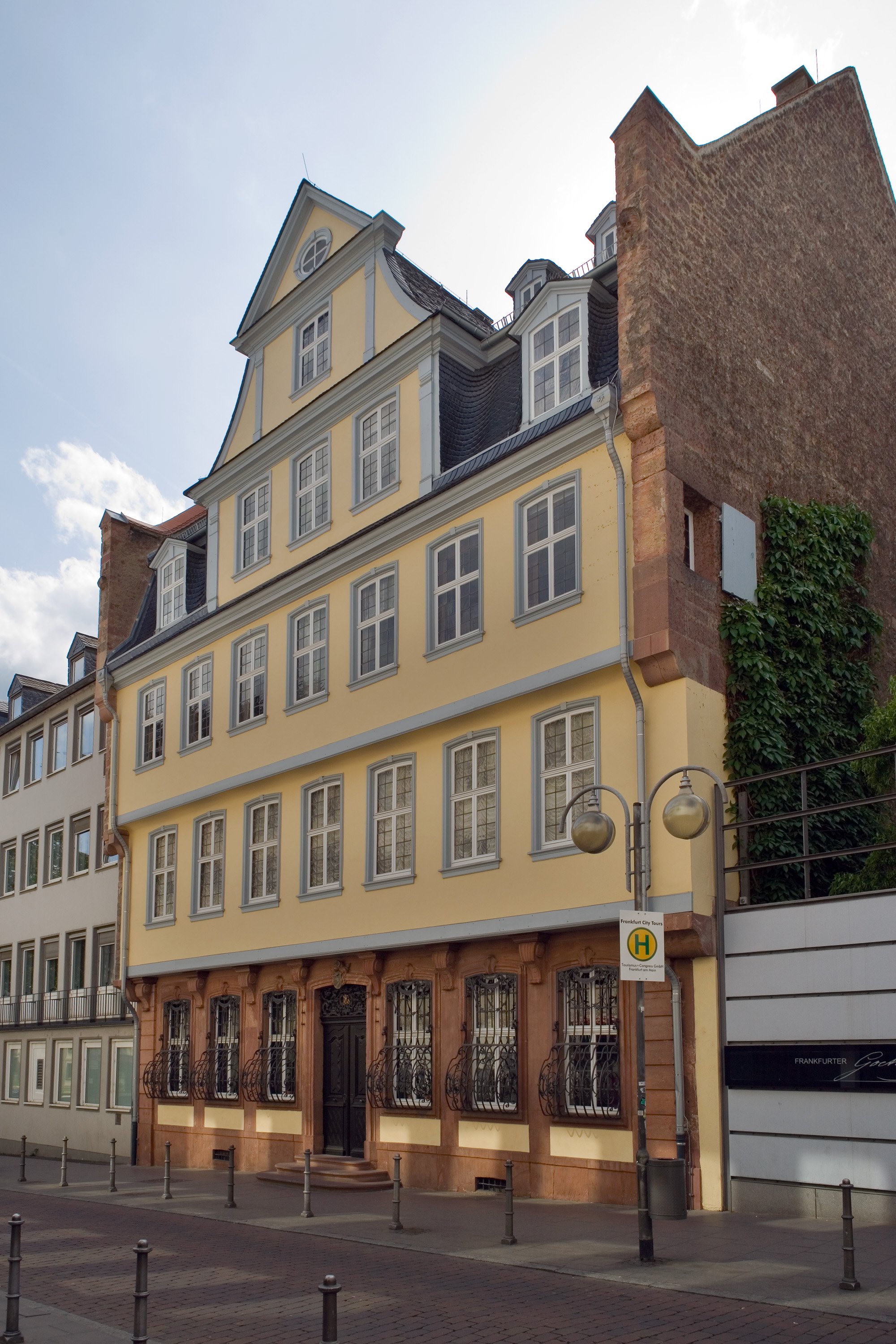 Frankfurt_Am_Main-Goethe-Haus-Ansicht_am_Grossen_Hirschgraben.jpg