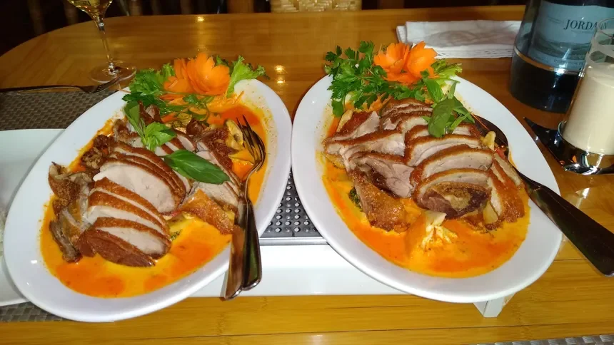 restaurant-ho-guom-vietnam.webp