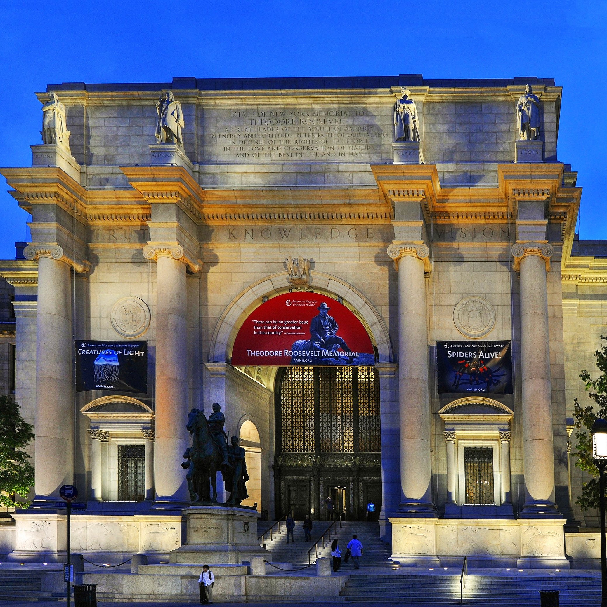 Entrance_to_the_American_Museum_of_Natural_History_in_NYC_ngqlo1.jpg