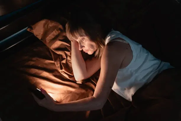 mobile-addiction-and-insomnia-concept-internet-addicted-mature-woman-chatting-and-surfing.webp