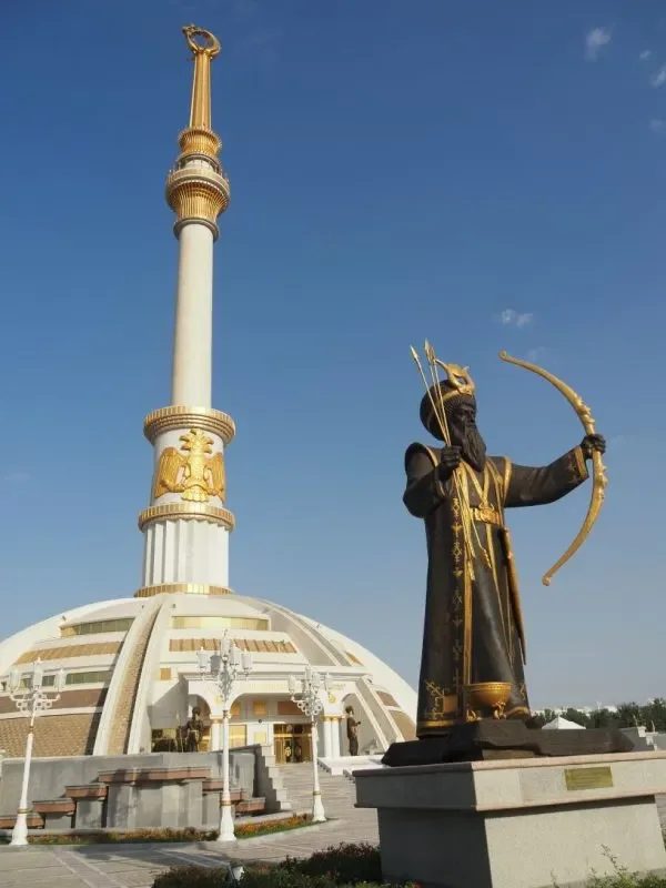 statues-independence-Park-Ashgabat-Turkmenistan-600x800.webp