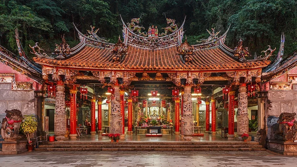 Miaoli-County_Taiwan_Quanhua-Temple-03.jpg.webp