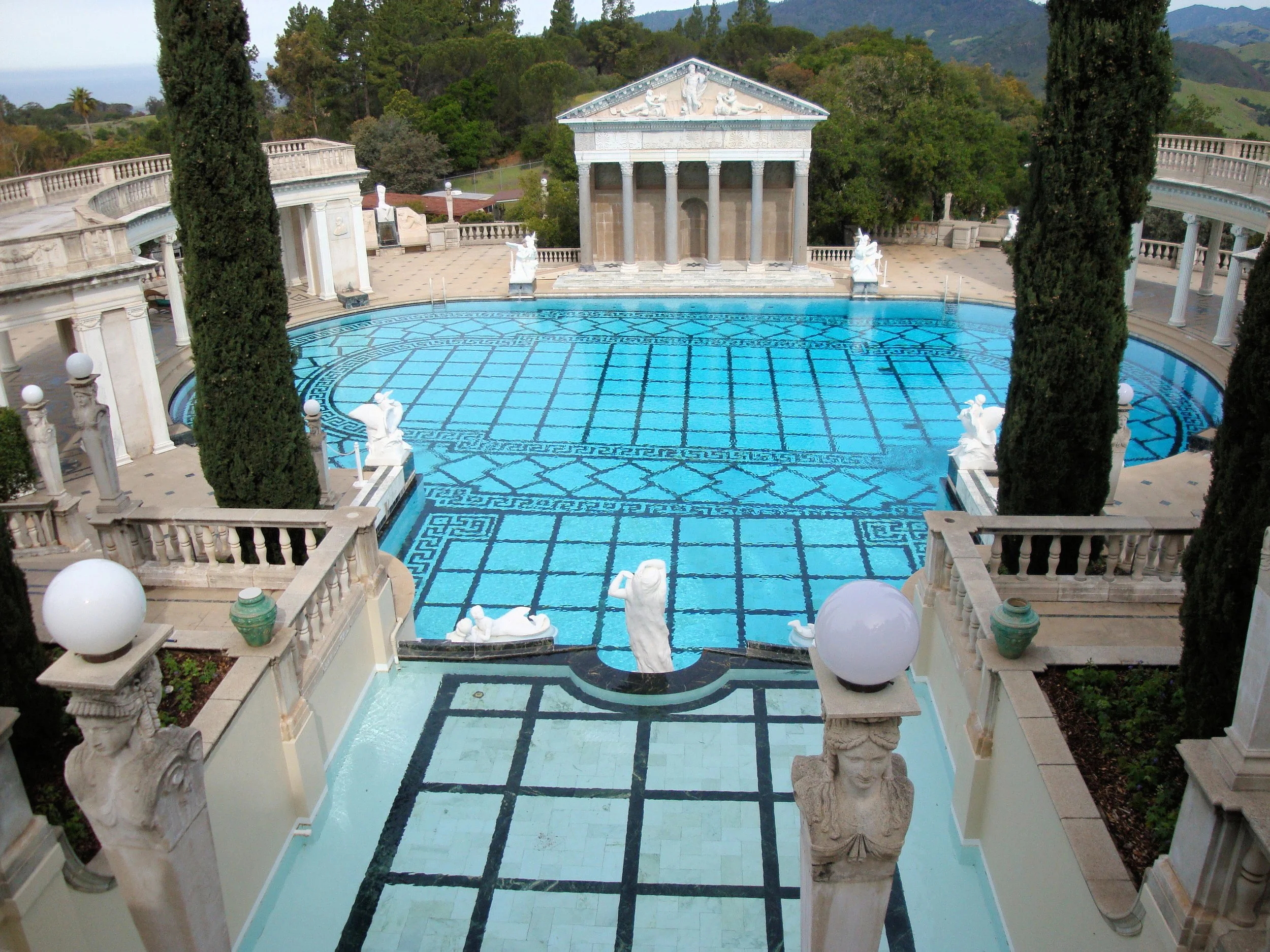 DSC27413,_Hearst_Castle,_San_Simeon,_California,_USA_(6433990083).jpg