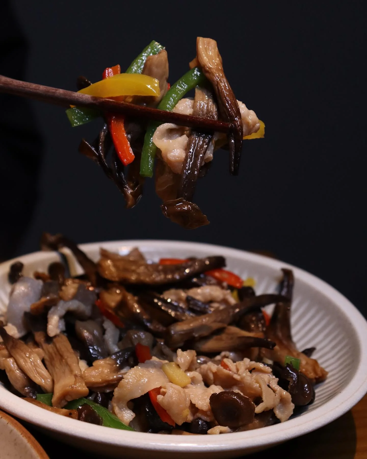 New on the menu 🍽️ Tender pork belly meets earthy reishi mushrooms in this flavorful stir-fry that&rsquo;s rich, savory, and perfectly balanced.

#SzechuanFoodNYC#NYCSpicyFood#SzechuanCuisineNYC#NYCChineseFood #Midtownchinesefood #NYCFood #Chongqing