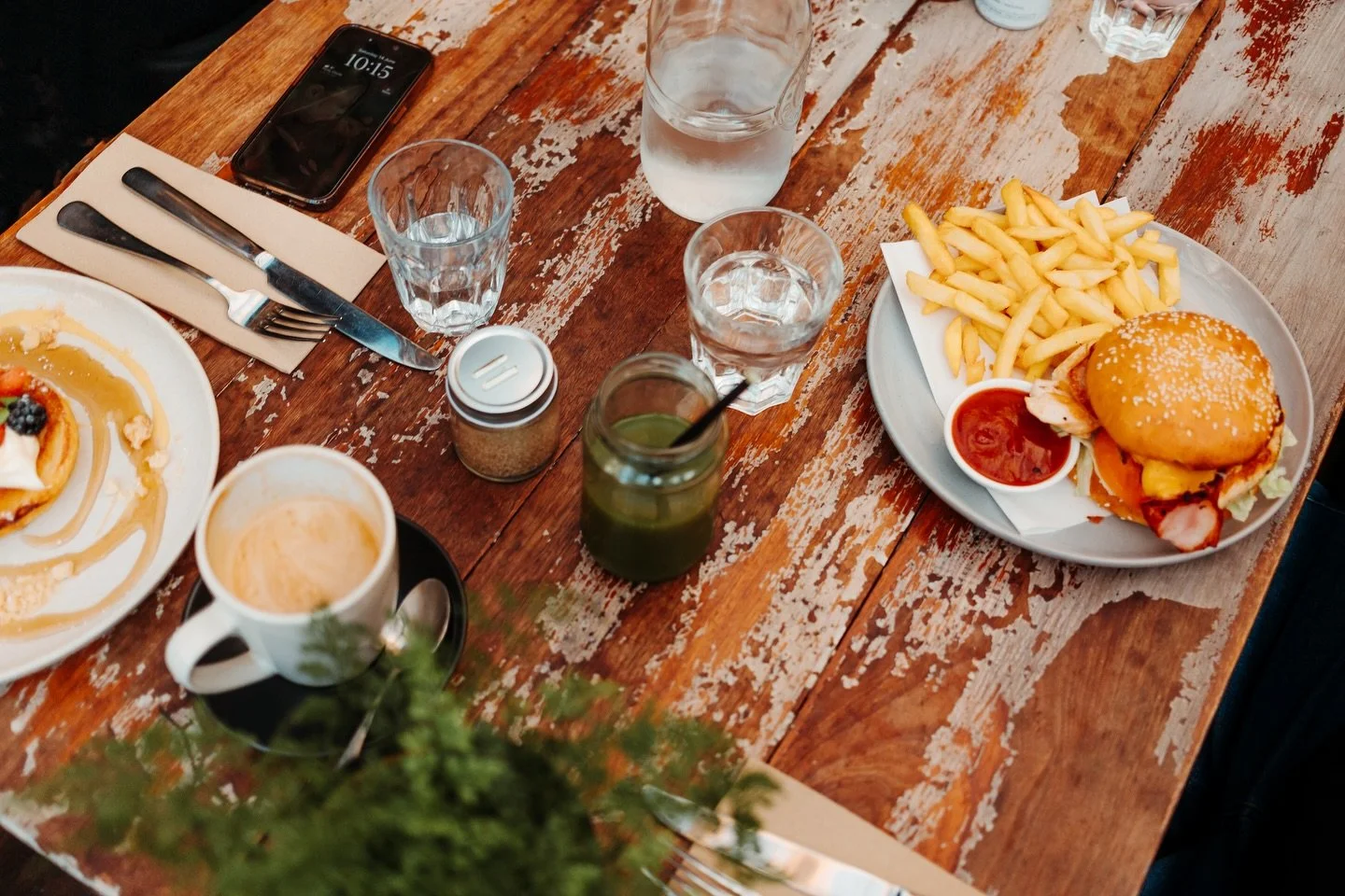 Ain&rsquo;t nothing better than a yap and good food in the courtyard 🍔 

#brunch #fyp #melbournecafe #seddon #smallbusiness