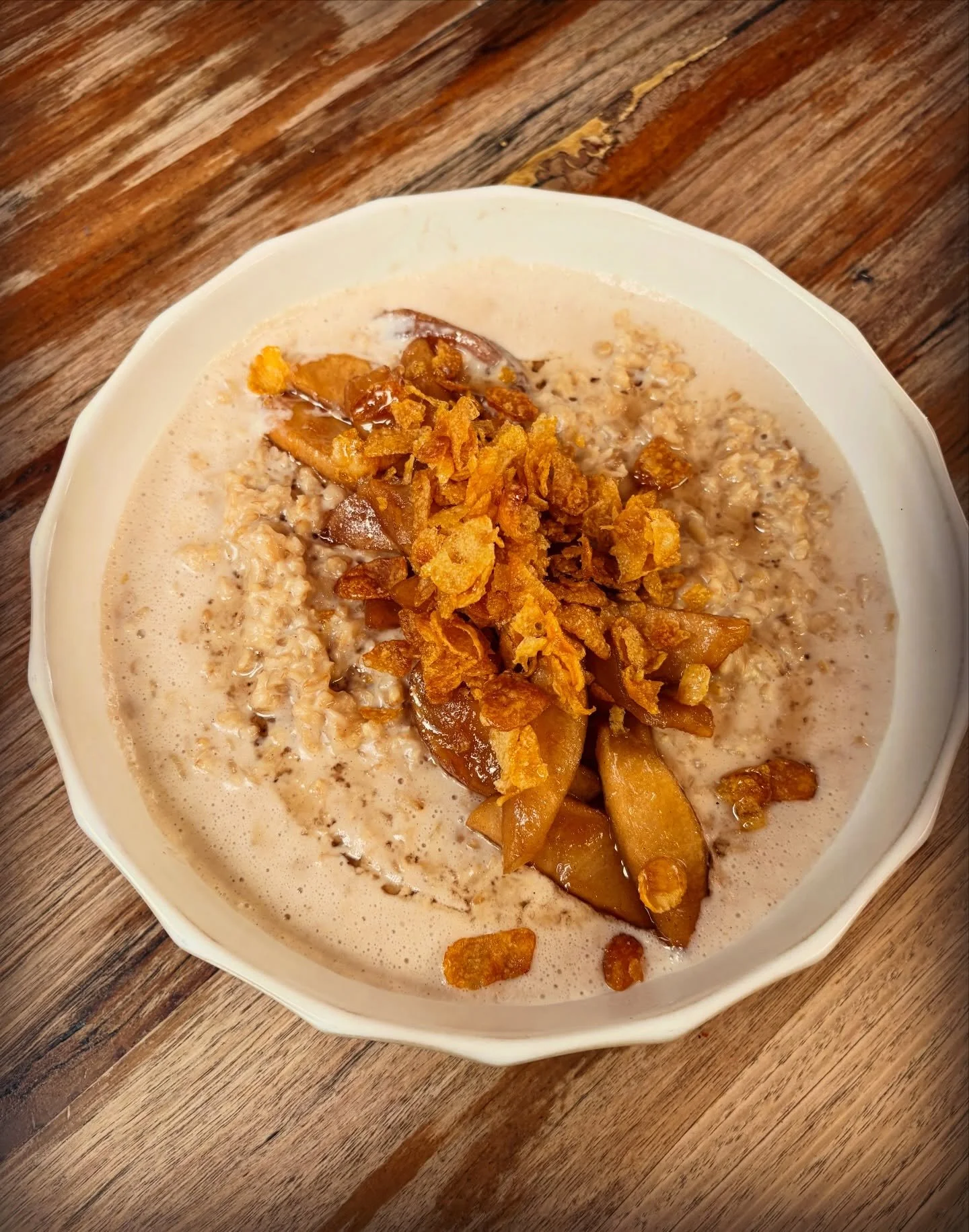 Our current special porridge - cinnamon, caramelised apple and honey cornflakes 🥣 

A big warm bowl of comfort 🫶🏼

#brunch #melbourne #cafe #porridge #coffee