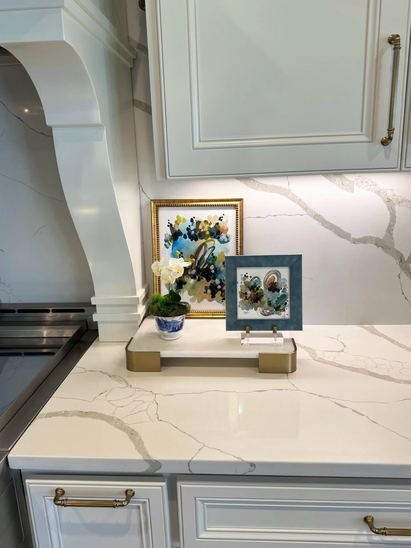 A perfect pair. I&rsquo;m in love with this duo. The styling, the framing, the KITCHEN- come on- it&rsquo;s chef&rsquo;s kiss!🤌🏼

This is your sign that your kitchen needs art too. Nothing elevates a space like original artwork. 

@mollzcleveland I