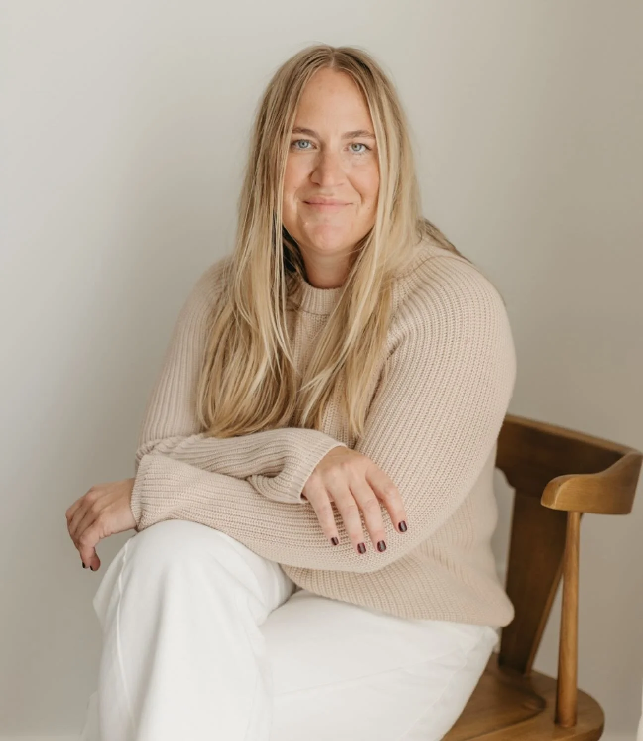 Hi, I&rsquo;m Maggie. I&rsquo;m a Licensed Marriage and Family Therapist and yoga teacher, a legal Psilocybin Services Facilitator in Oregon, and the co-founder of The Wellfolk. I&rsquo;ve always believed that healing is a remembering. A slowing down