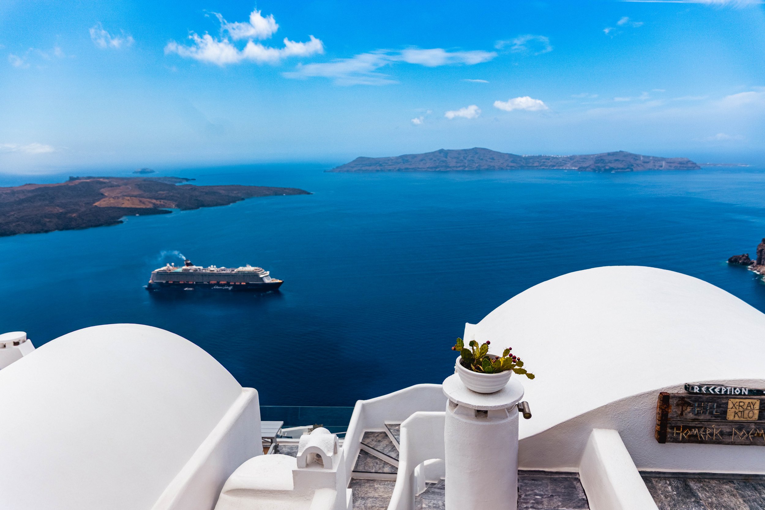 The domes gleam like lullabies cast in stone, watching over a sea that never forgets its secrets.
Captured in a breathless moment, this view held me still — a hush broken only by the gentle pulse of waves below and the scent of midday bloom.
Crafte