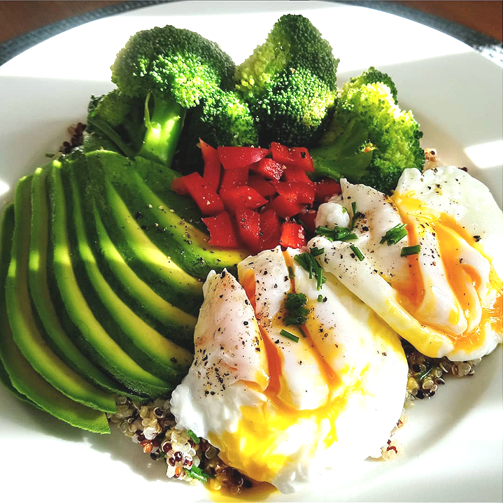 Nutritious breakfast prepared by Mandy from Love Life Balanced clinical nutrition in Sydney’s CBD, Western & Northern Beaches, featuring broccoli, avocado, quinoa, and poached eggs.