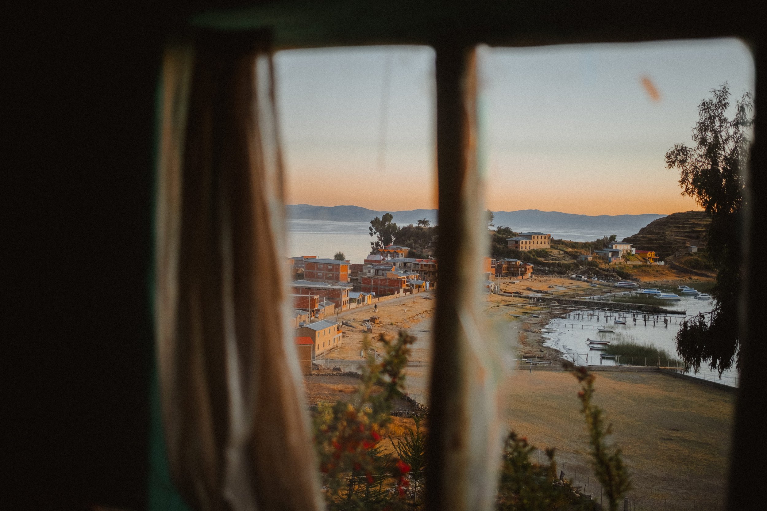 vue de la fenêtre sur paysage avec lever du soleil