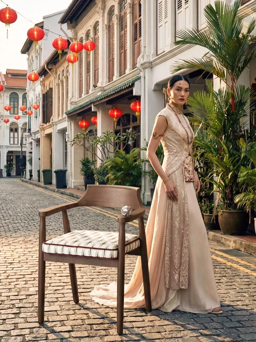 An editorial moment.
The Punctuation Chair, imagined in Singapore&rsquo;s heritage streets.

Thank you @signal.2052 &amp; @vicsology for the stunning image. 

#ateliervanda
#punctuationchair
#designasart
#furnituredesign
#singaporedesign